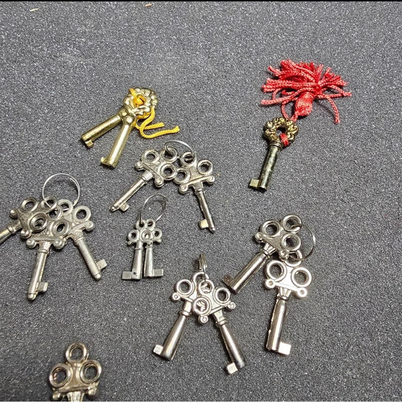 Lot Of Small Random Handcuff Style Barrell Keys Different Sizes Color And Metal - Picture 6 of 6